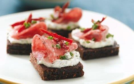 Koude garnituren opgemaakt op roggebrood